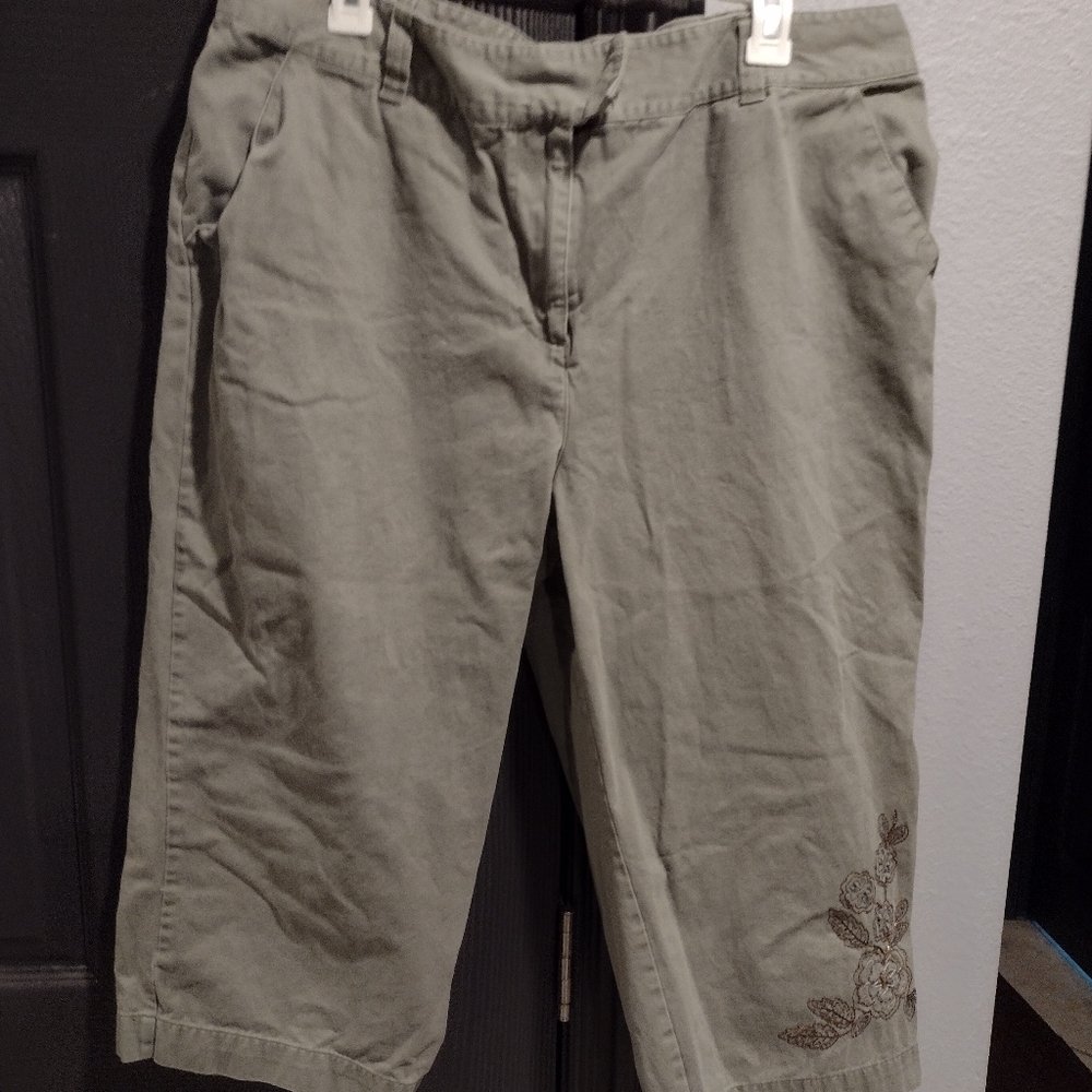 Ladies Basic Additions Green Capris - image 6